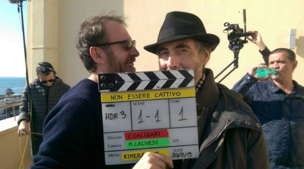 Claudio Caligari insieme all'attore Mastandrea sul set dell'ultimo film "Non essere cattivo"