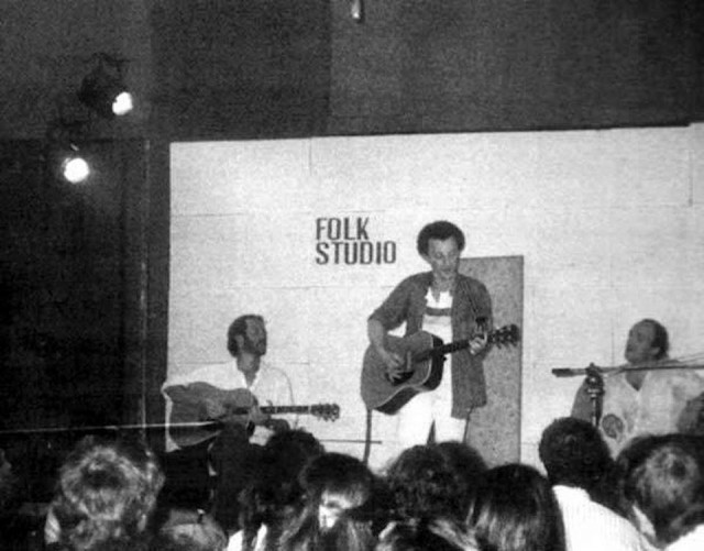 Mimmo Locasciulli con Francesco De Gregori e Giorgio Lo Cascio al Folk Studio intorno alla metà degli anni Ottanta