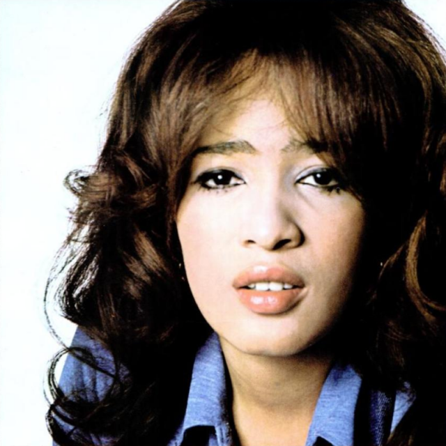 800px-Ronnie_Spector_(1971)