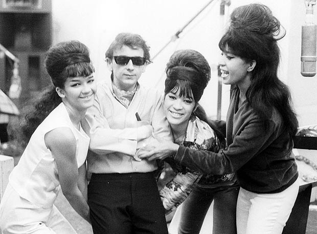 Phil Spector con le Ronettes negli anni Sessanta