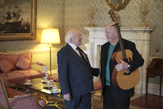 Christy Moore con l'attuale presidente irlandese Michael D. Higgins