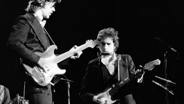 Robbie Robertson con Bob Dylan nel 1974